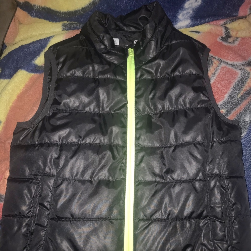 Boys size 6/7 puffer vest.